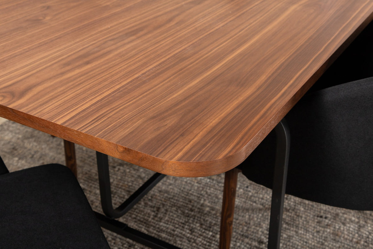 Esszimmerset Uno: rechteckiger Tisch mit MDF-Furnier-Platte in Nussbaum und schwarzem Stahlgestell, dazu Arch Stühle mit Polyesterbezug.