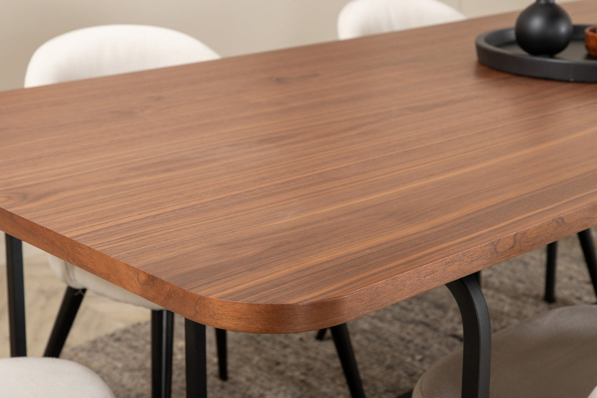 Rechteckiger Esstisch mit Nussbaum-MDF-Platte und Stahlgestell, kombiniert mit Esszimmerstühlen mit Creme Polyester-Cord-Bezug und Stahlbeinen.