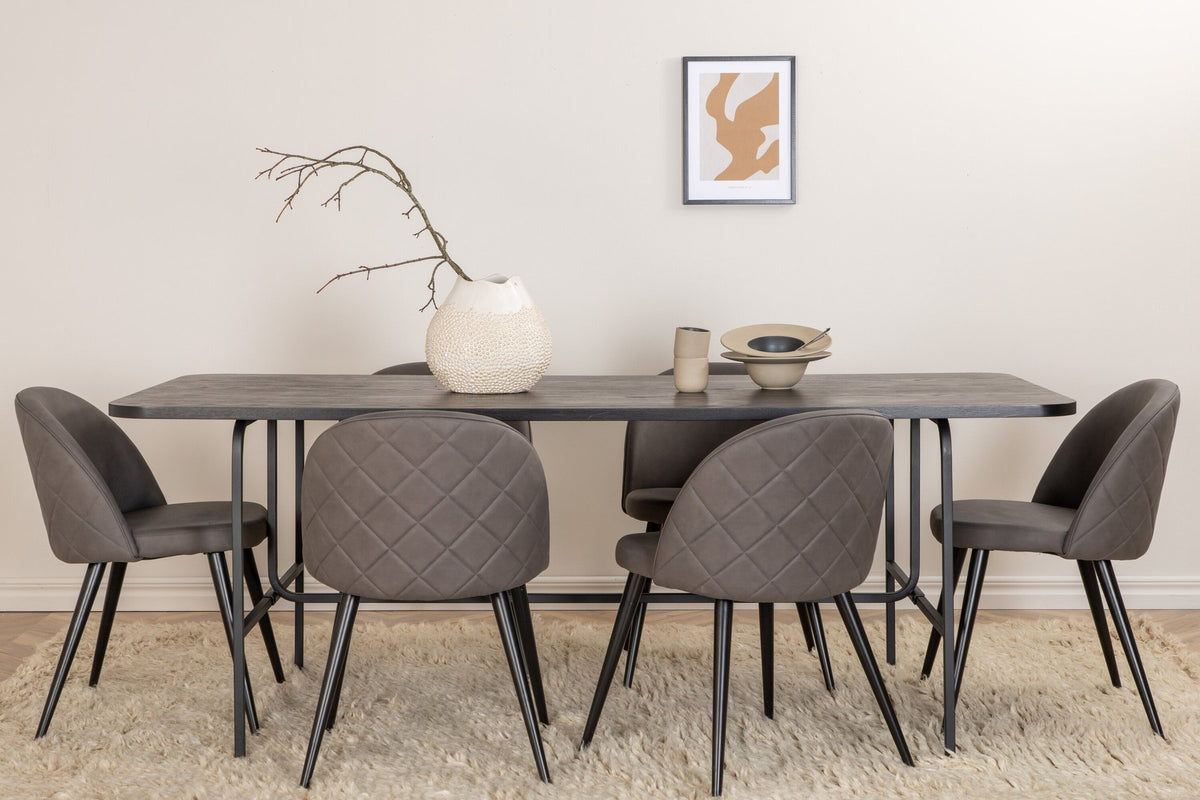 Esszimmerset Uno & Velvet: rechteckiger Esstisch mit schwarzer MDF-Furnier-Platte und Metallgestell, dazu Stühle mit grauem Samtbezug und Eisenbeinen.