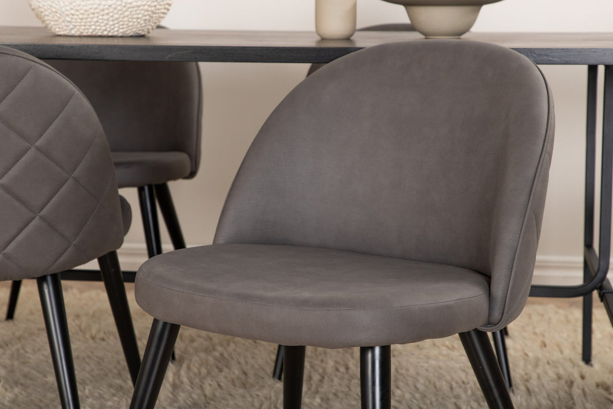 Esszimmerset Uno & Velvet: rechteckiger Esstisch mit schwarzer MDF-Furnier-Platte und Metallgestell, dazu Stühle mit grauem Samtbezug und Eisenbeinen.