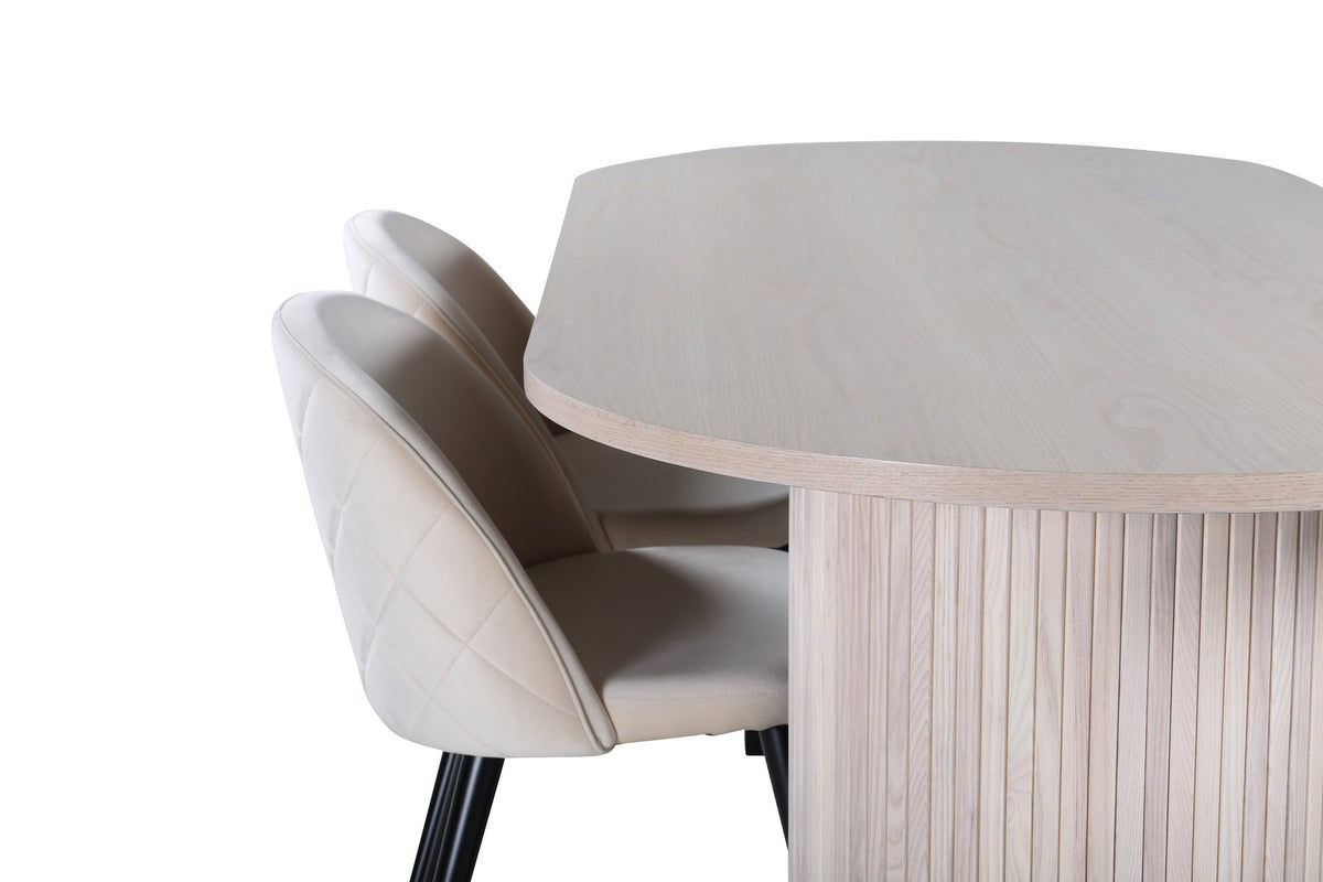 Ovaler Esstisch mit weiss gewaschenem schwarzem Furnier und vier Stühlen mit beige-schwarzem Polyester-Leinen-Bezug und Samtnähten