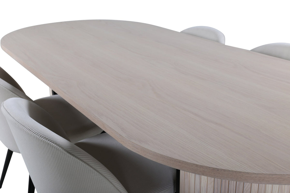 Ovaler Esstisch mit weiss lasierter MDF-Tischplatte und vier Samtstühlen mit schwarzen Stahlbeinen, cremefarbenes Esszimmerset.
