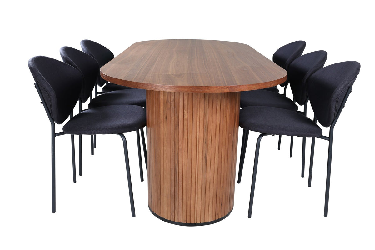 Ovaler Esstisch aus Nussbaum-MDF mit Furnier und Stahlbeinen, dazu zwei schwarze Polsterstühle mit Metallbeinen im Set.
