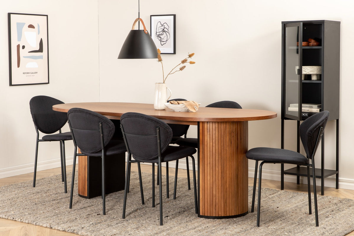 Ovaler Esstisch aus Nussbaum-MDF mit Furnier und Stahlbeinen, dazu zwei schwarze Polsterstühle mit Metallbeinen im Set.