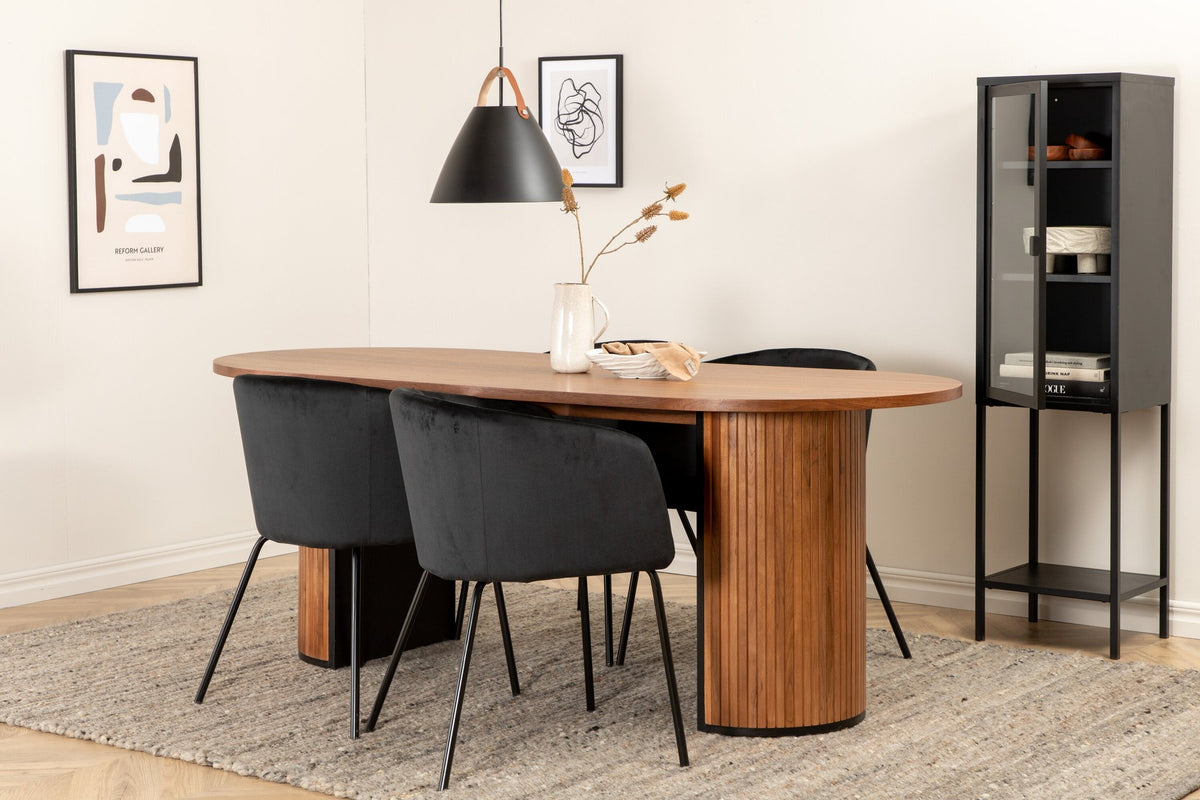 Ovaler Esstisch aus Nussbaum-MDF mit Furnier und vier schwarzen Esszimmerstühlen mit Samtsitz und schmalen Eisenbeinen von Venture Home.