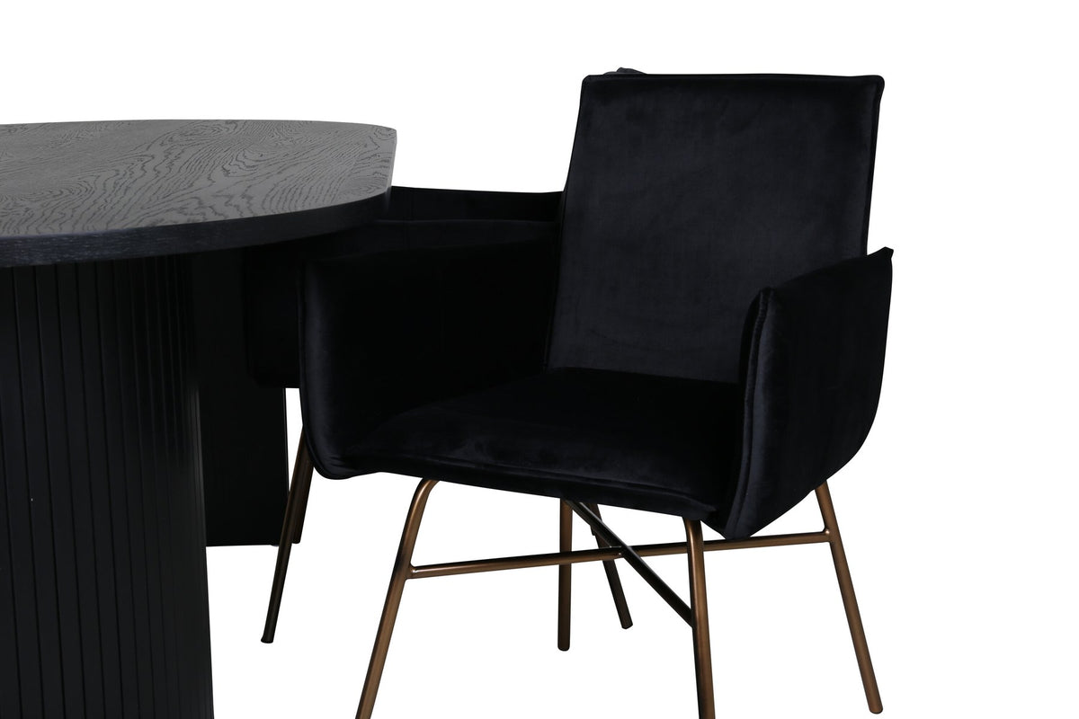Ovaler Esstisch 200x90 cm aus MDF mit schwarzem Furnier und vier Esszimmerstühle mit kupferfarbenen Beinen und schwarzem Samtbezug.