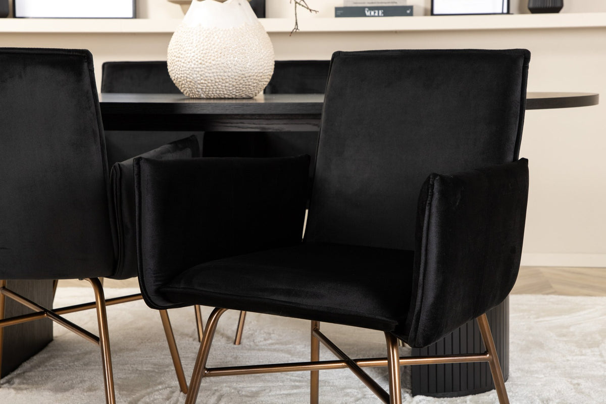 Ovaler Esstisch 200x90 cm aus MDF mit schwarzem Furnier und vier Esszimmerstühle mit kupferfarbenen Beinen und schwarzem Samtbezug.