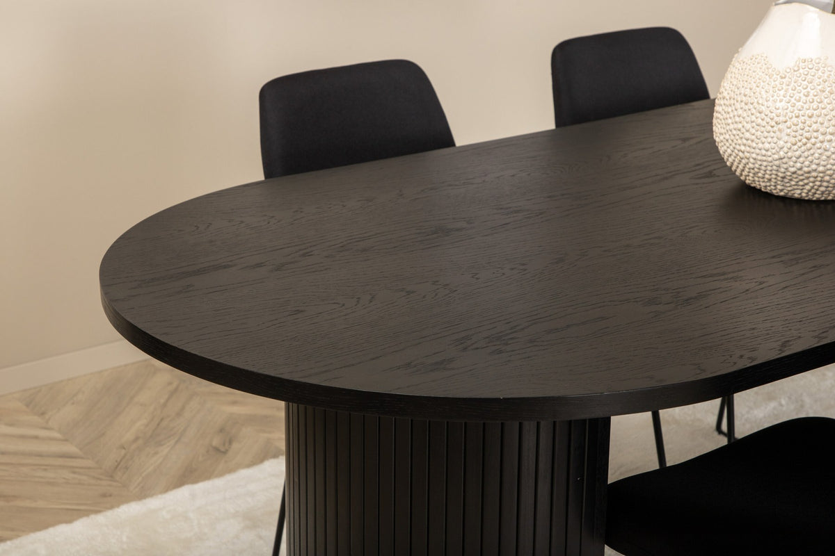 Schwarzes Bartischset Bianca mit vier Muce-Stühlen, Tischplatte aus MDF mit Furnier, Stuhlbeine aus schwarzem Metall, Sitz aus Polyester.
