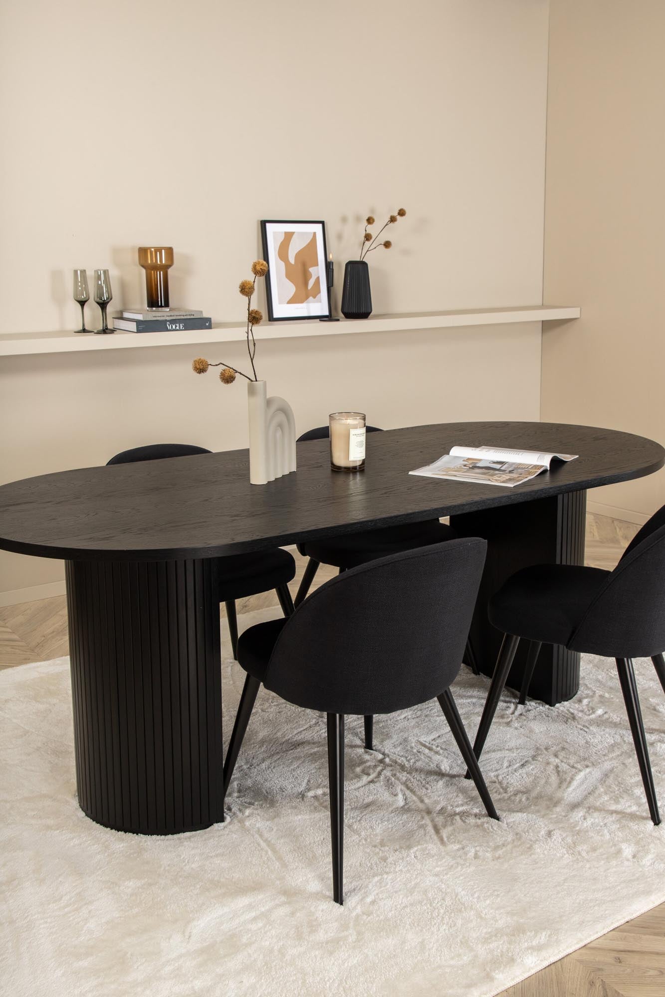 Bianca Esszimmerset + Velvet 200cm/4St. in Schwarz präsentiert im Onlineshop von KAQTU Design AG. Esszimmerset ist von Venture Home