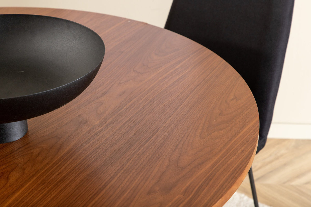 Schwarzes Bartischset Bianca mit vier Muce-Stühlen, Tischplatte aus MDF mit Furnier, Stuhlbeine aus schwarzem Metall, Sitz aus Polyester.