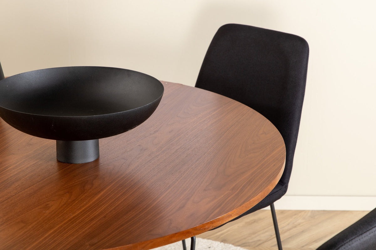 Schwarzes Bartischset Bianca mit vier Muce-Stühlen, Tischplatte aus MDF mit Furnier, Stuhlbeine aus schwarzem Metall, Sitz aus Polyester.
