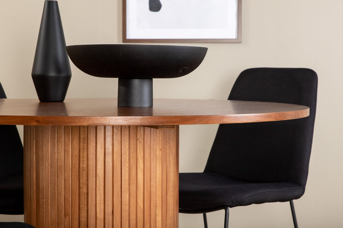 Schwarzes Bartischset Bianca mit vier Muce-Stühlen, Tischplatte aus MDF mit Furnier, Stuhlbeine aus schwarzem Metall, Sitz aus Polyester.