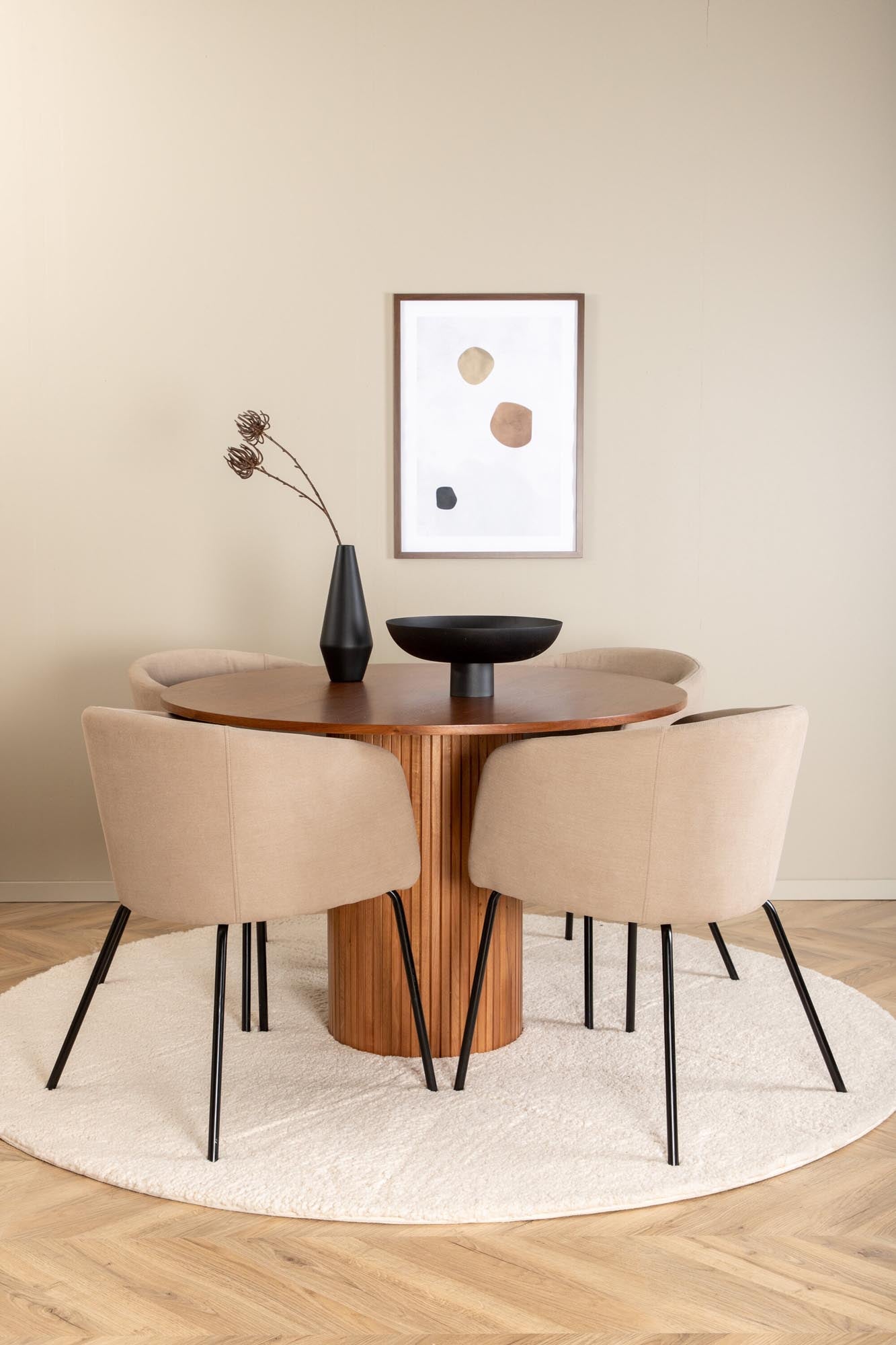 Elegantes Bianca Esszimmerset von Venture Home: Runder Tisch mit 4 bequemen Samt-Stühlen, ideal für gesellige Abende und stilvolle Dinner.