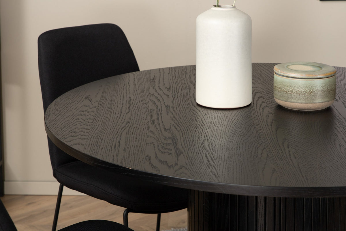 Schwarzes Bartischset Bianca mit vier Muce-Stühlen, Tischplatte aus MDF mit Furnier, Stuhlbeine aus schwarzem Metall, Sitz aus Polyester.