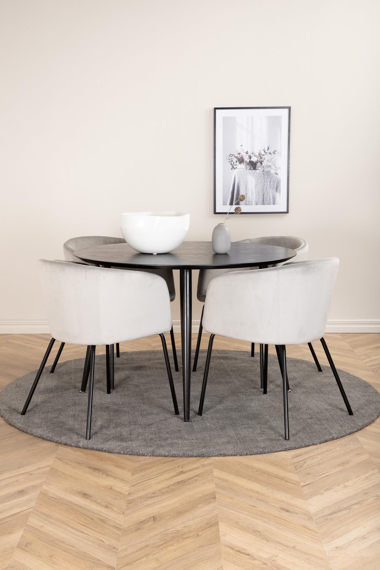 Stilvolles Dipp Esszimmerset mit runder Tischplatte und 4 gepolsterten Berit Stühlen. Ideal für ein modernes und einladendes Esszimmer.