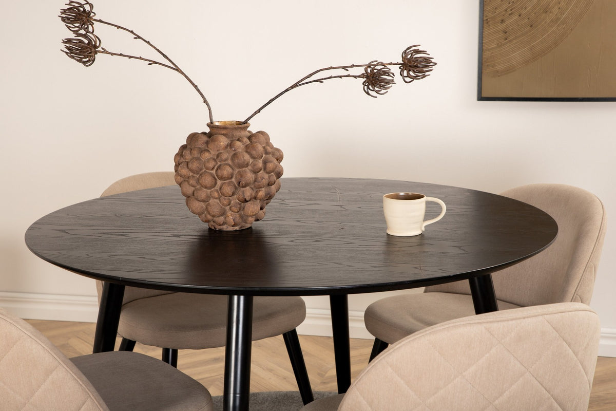 Rundes Dipp Esszimmerset: Esstisch ⌀115 cm mit schwarzem Furnier und schwarzen Beinen, dazu vier Velvet-Stühle mit schwarz-grauem Mikrofaserbezug.