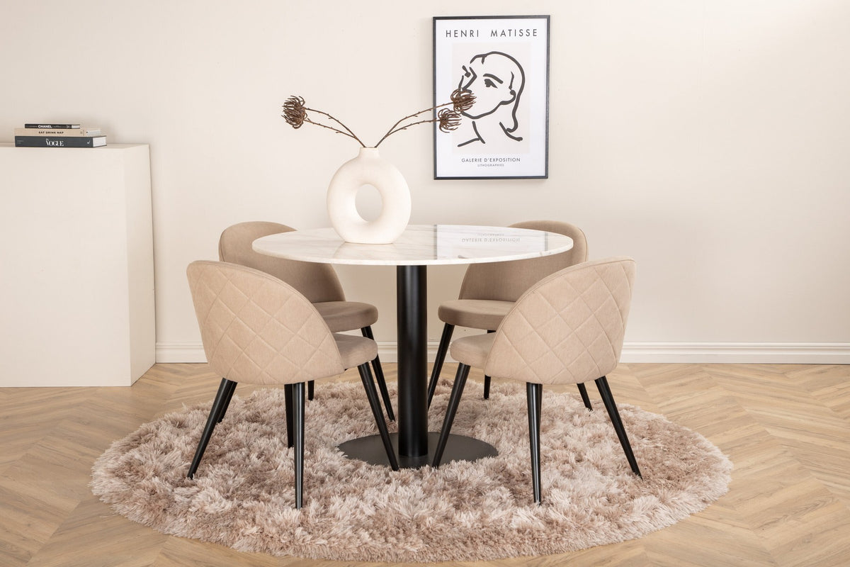 Rundes Esszimmerset mit weisser Marmor-Tischplatte ⌀106 cm und zwei gepolsterten Stühlen in Beige mit schwarzen Metallbeinen.