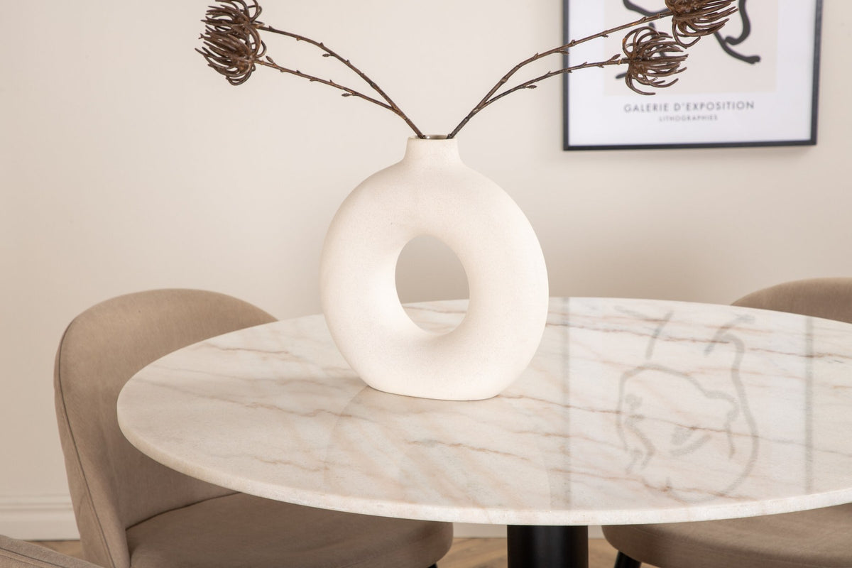 Rundes Esszimmerset mit weisser Marmor-Tischplatte ⌀106 cm und zwei gepolsterten Stühlen in Beige mit schwarzen Metallbeinen.