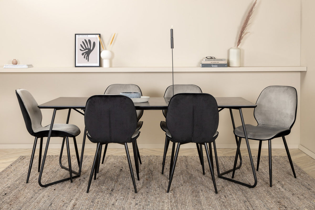 Esszimmerset Emma & Petra von Venture Home: rechteckiger Tisch aus MDF mit Furnier in Schwarz und zwei Stühle mit Bugholzgestell in Grau.