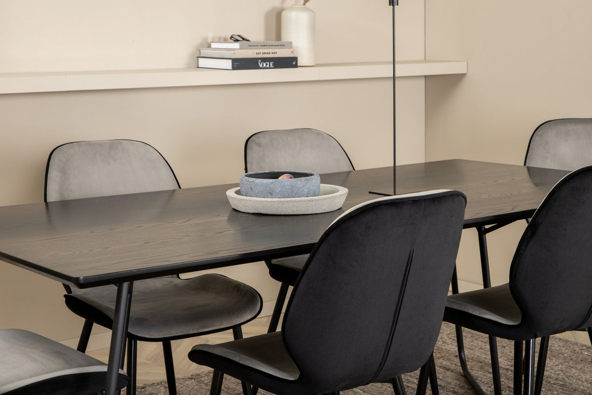 Esszimmerset Emma & Petra von Venture Home: rechteckiger Tisch aus MDF mit Furnier in Schwarz und zwei Stühle mit Bugholzgestell in Grau.