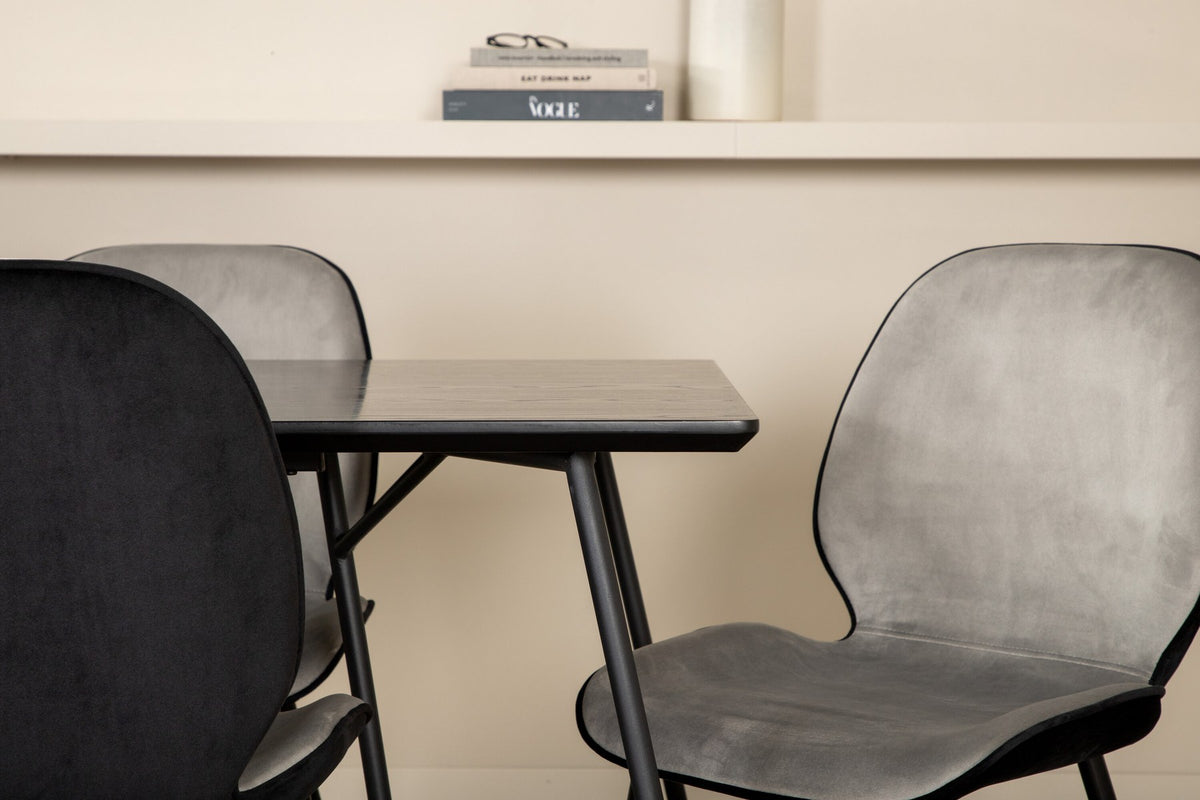Esszimmerset Emma & Petra von Venture Home: rechteckiger Tisch aus MDF mit Furnier in Schwarz und zwei Stühle mit Bugholzgestell in Grau.