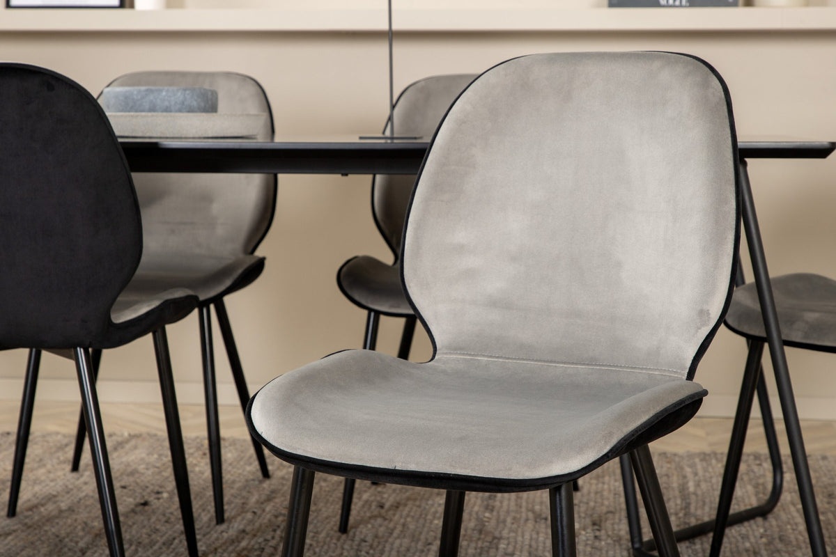 Esszimmerset Emma & Petra von Venture Home: rechteckiger Tisch aus MDF mit Furnier in Schwarz und zwei Stühle mit Bugholzgestell in Grau.