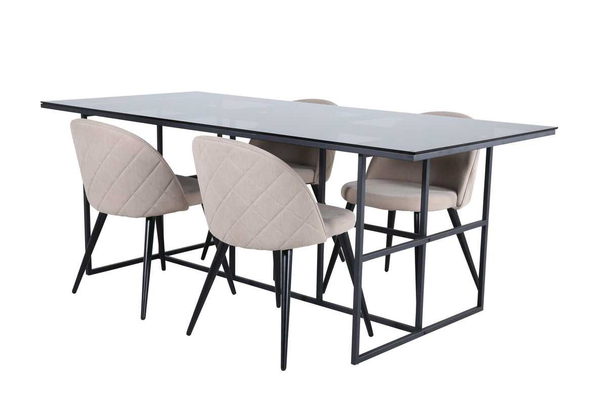 Rechteckiger Esstisch mit schwarzer Glasplatte und Metallgestell, kombiniert mit Esszimmerstühlen aus beigem Polyester-Leinen und schwarzen Eisenbeinen.