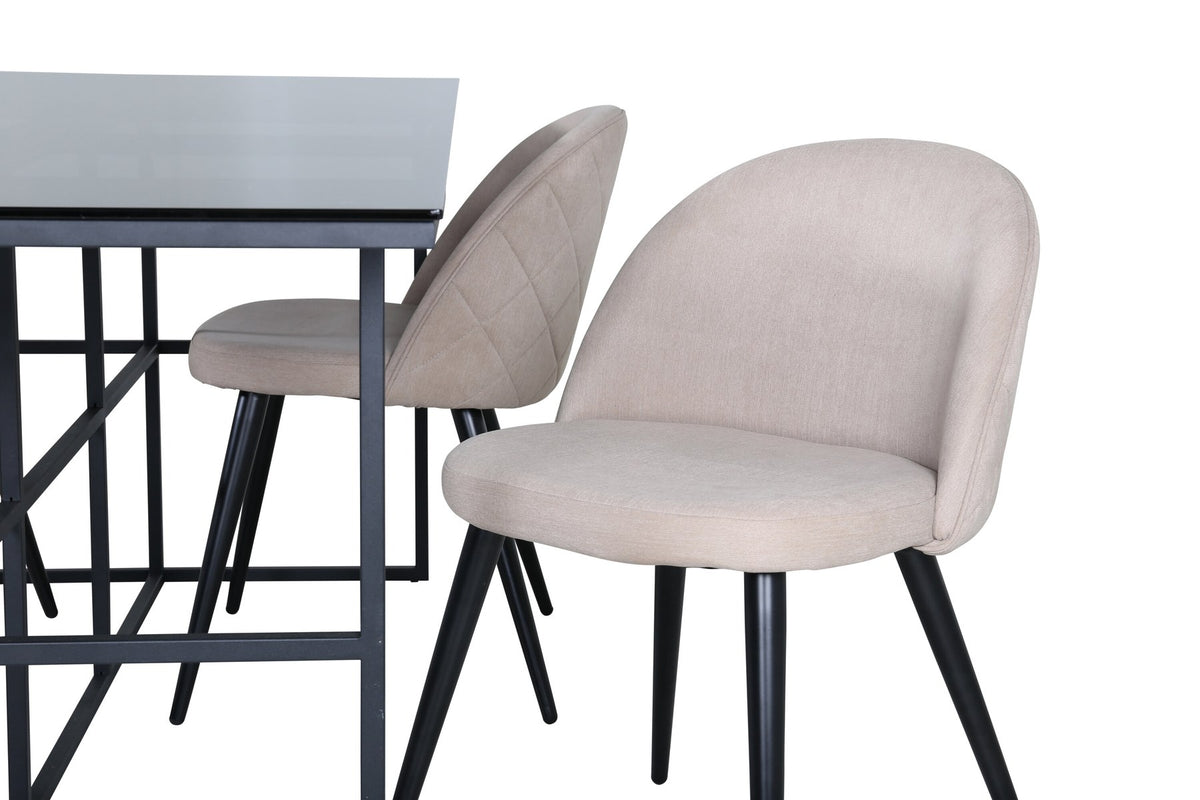 Rechteckiger Esstisch mit schwarzer Glasplatte und Metallgestell, kombiniert mit Esszimmerstühlen aus beigem Polyester-Leinen und schwarzen Eisenbeinen.