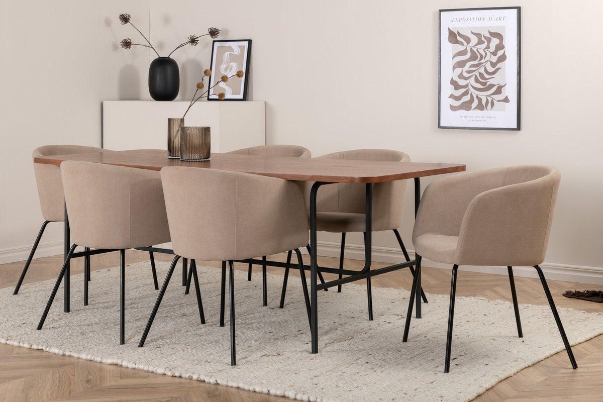 Esstisch mit Platte aus MDF und Walnussfurnier, schwarzem Metallgestell, kombiniert mit sechs Berit-Stühlen aus beigem Samtstoff und schwarzen Beinen.