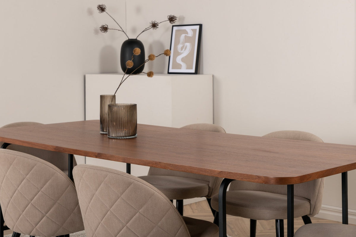 Rechteckiger Esstisch mit Tischplatte aus Nussbaum-MDF und Furnier, schwarzem Stahlgestell, kombiniert mit grauen Velvet-Stühlen mit Steppung