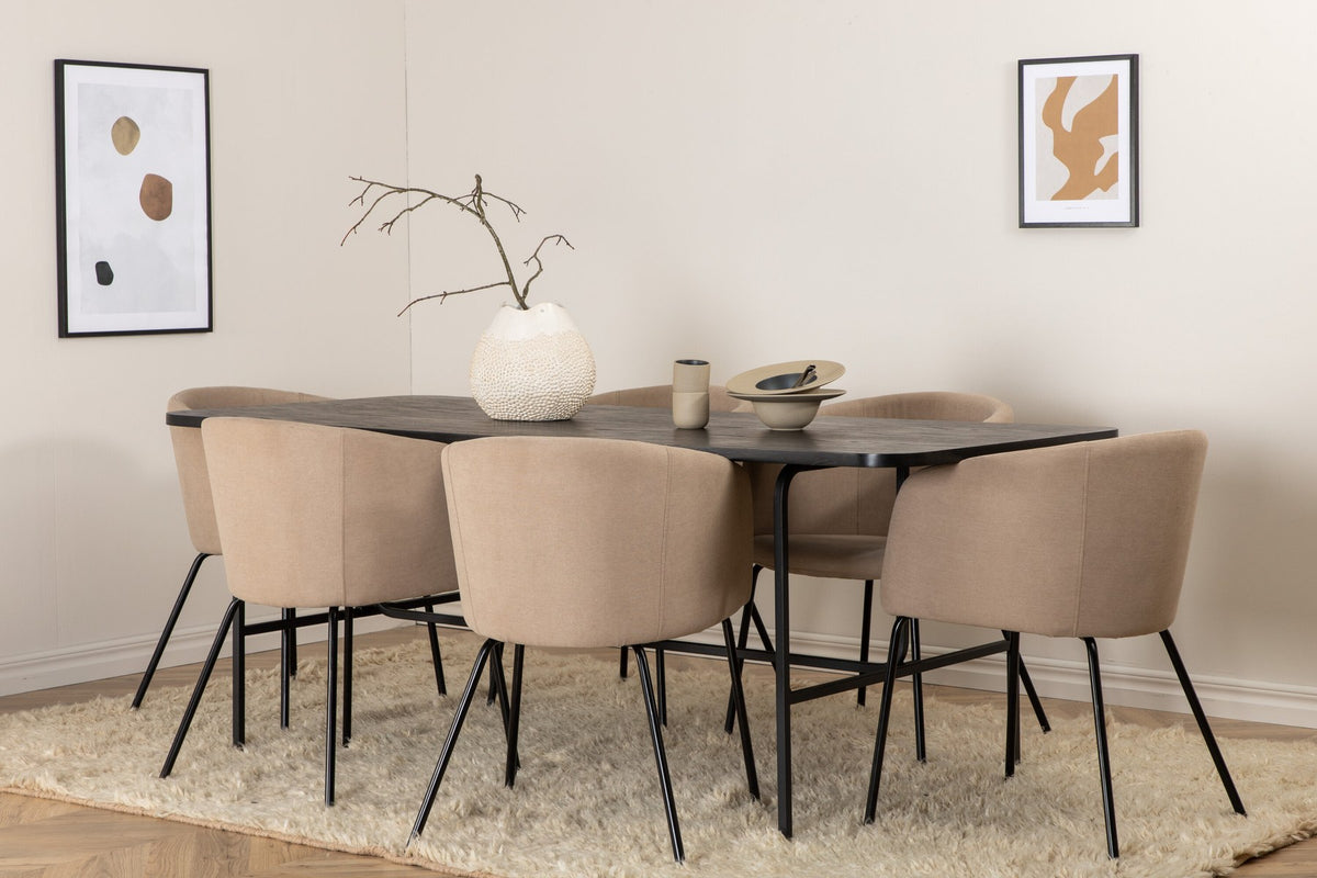Esszimmerset Uno mit schwarzer MDF-Tischplatte und Metallgestell, kombiniert mit sechs Berit-Stühlen in Beige mit schwarzen Eisenbeinen.