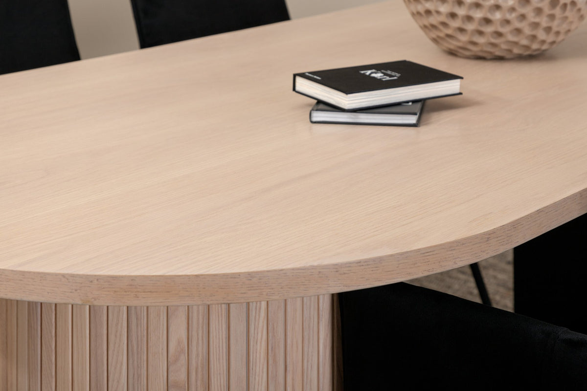 Schwarzer Esszimmerstuhl mit Pulverbeschichtung und ovaler Esstisch mit Whitewash-Tischplatte aus MDF, Set von Venture Home.
