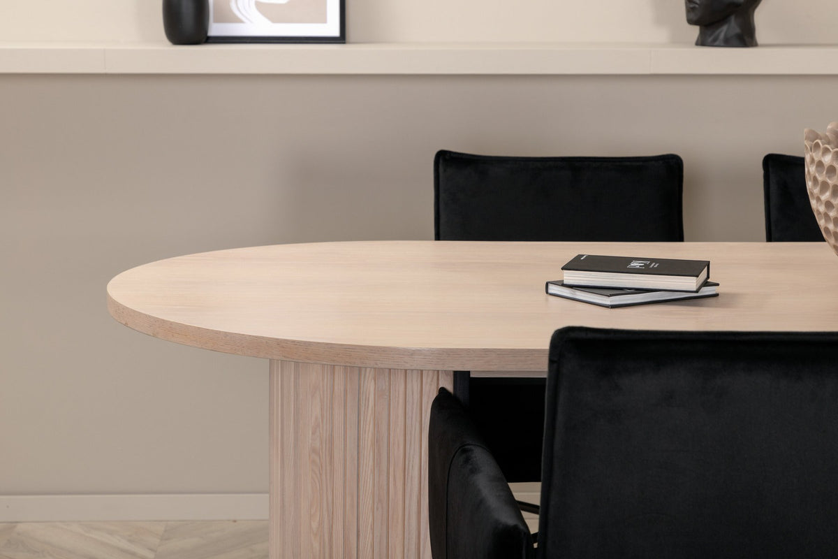 Schwarzer Esszimmerstuhl mit Pulverbeschichtung und ovaler Esstisch mit Whitewash-Tischplatte aus MDF, Set von Venture Home.