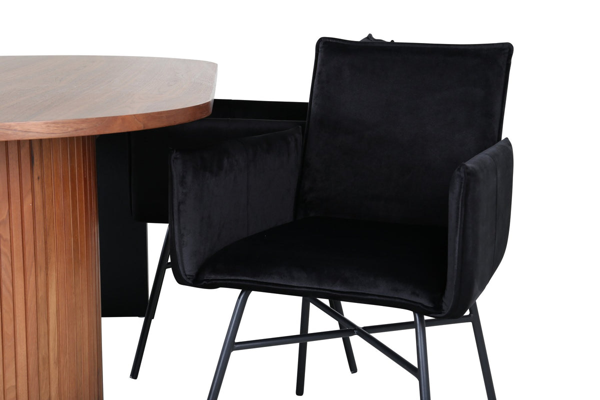 Ovaler Esstisch aus MDF mit Nussbaum-Furnier, 200x90 cm, kombiniert mit vier schwarzen Esszimmerstühlen mit pulverbeschichteter Oberfläche.