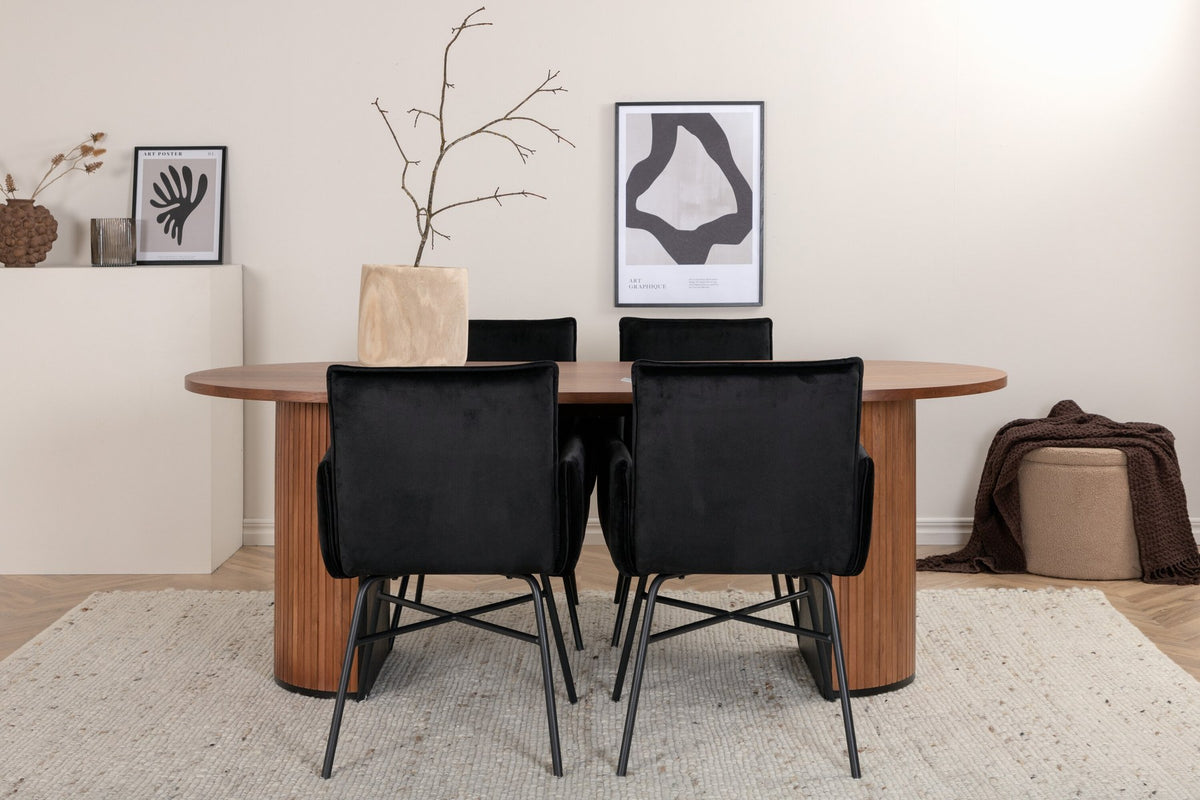Ovaler Esstisch aus MDF mit Nussbaum-Furnier, 200x90 cm, kombiniert mit vier schwarzen Esszimmerstühlen mit pulverbeschichteter Oberfläche.