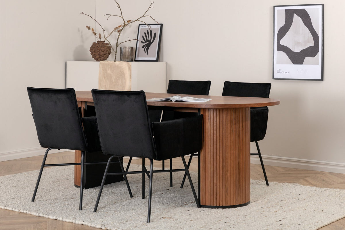Ovaler Esstisch aus MDF mit Nussbaum-Furnier, 200x90 cm, kombiniert mit vier schwarzen Esszimmerstühlen mit pulverbeschichteter Oberfläche.