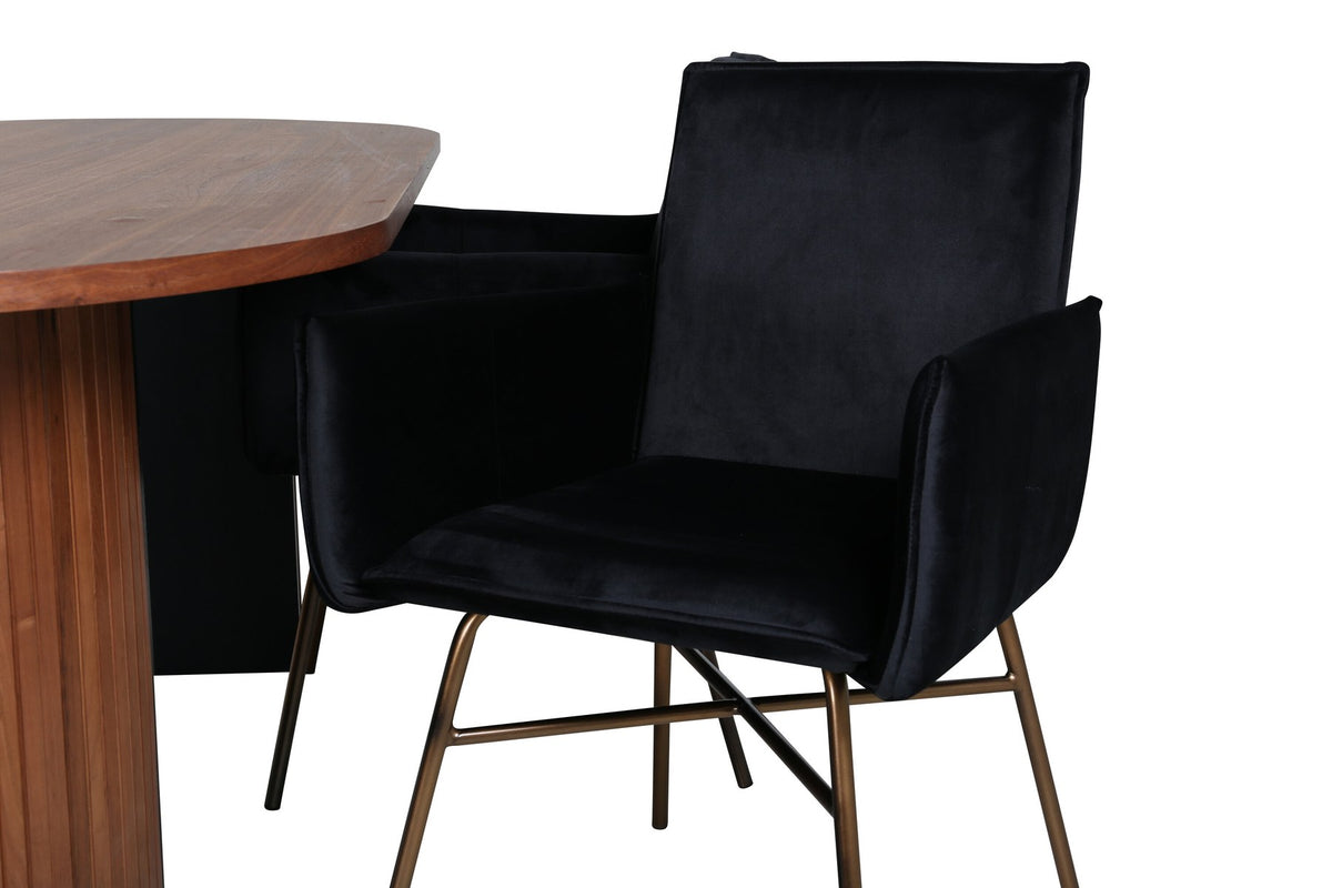 Ovaler Esstisch aus MDF mit Nussbaum-Furnier, 200x90 cm, kombiniert mit vier schwarzen Esszimmerstühlen mit pulverbeschichteter Oberfläche.