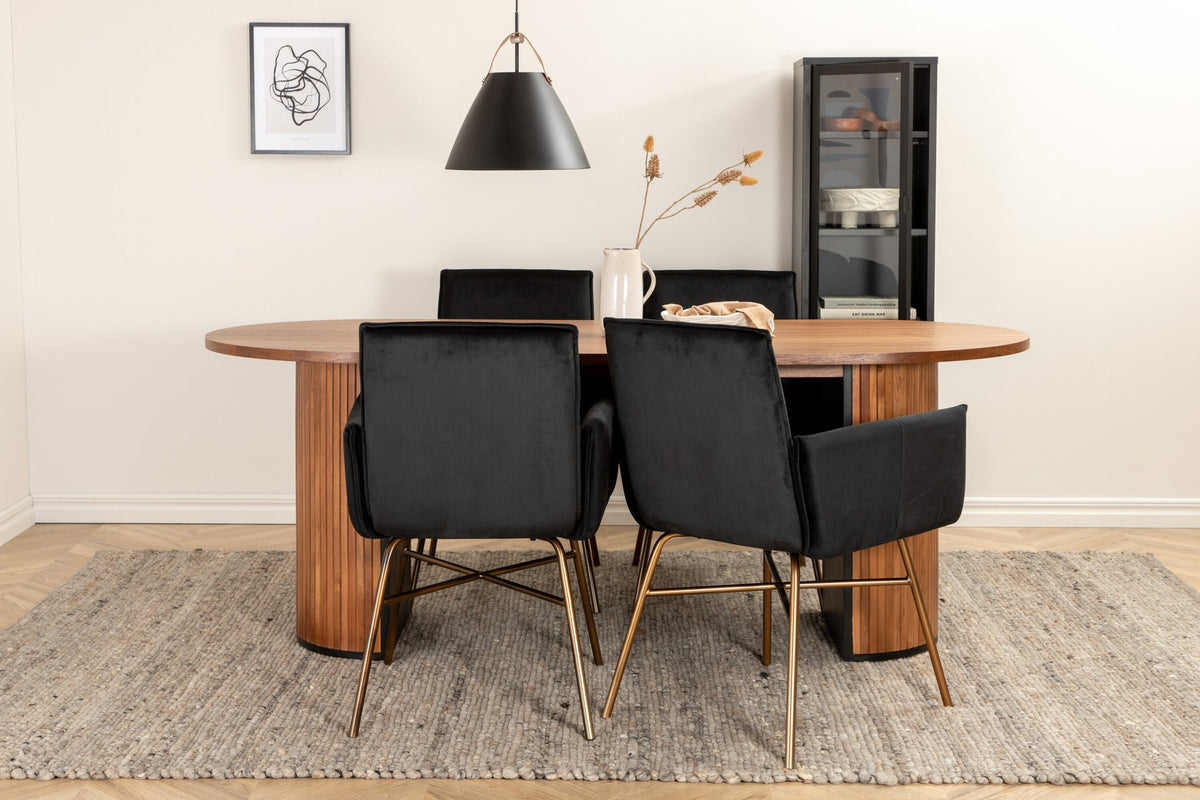 Ovaler Esstisch aus MDF mit Nussbaum-Furnier, 200x90 cm, kombiniert mit vier schwarzen Esszimmerstühlen mit pulverbeschichteter Oberfläche.