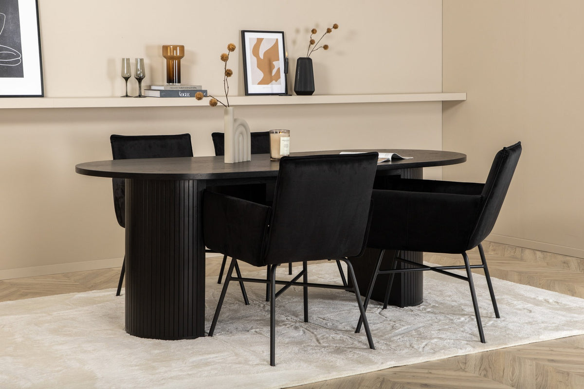 Ovaler Esstisch 200x90 cm aus MDF mit schwarzem Furnier und vier Esszimmerstühle mit kupferfarbenen Beinen und schwarzem Samtbezug.