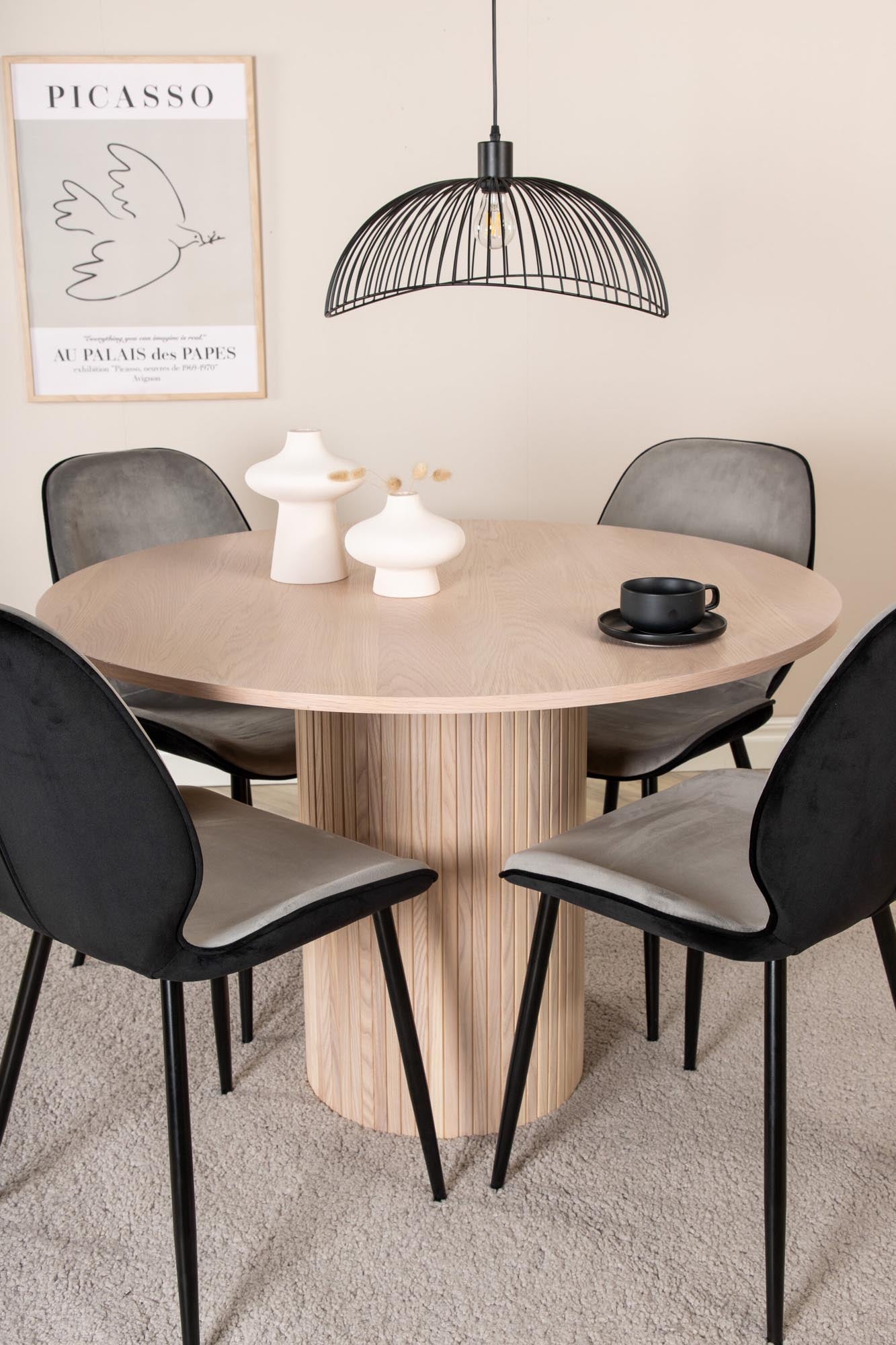 Elegantes Esszimmerset: Runder Tisch (⌀110cm) mit 4 stilvollen Emma-Stühlen. Ideal für gesellige Abende und stilvolle Einrichtung.