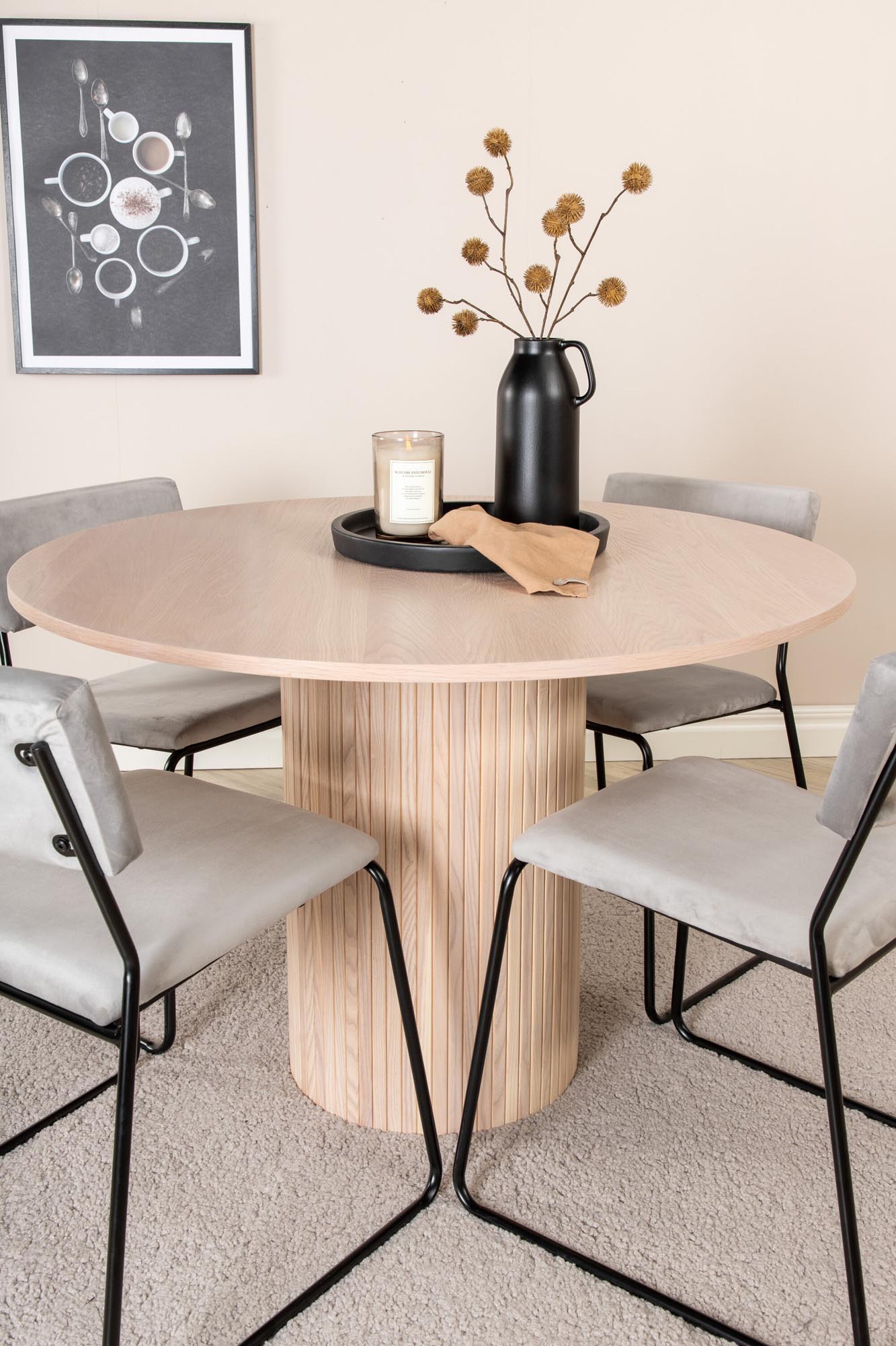 Bianca Esszimmerset + Kenth: Elegantes Set mit schwarzem Tisch und Samtstühlen für stilvolle Esszimmermomente. Ideal für gesellige Abende.