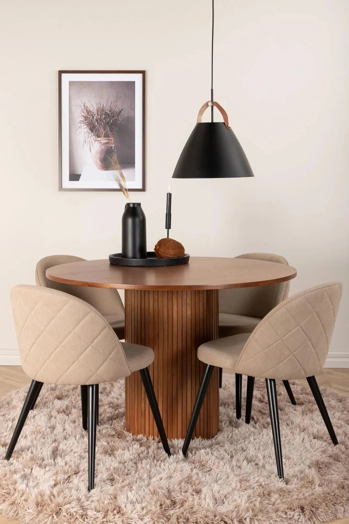 Elegantes Bianca Esszimmerset mit Velvet-Stühlen, 110cm, von Venture Home.
