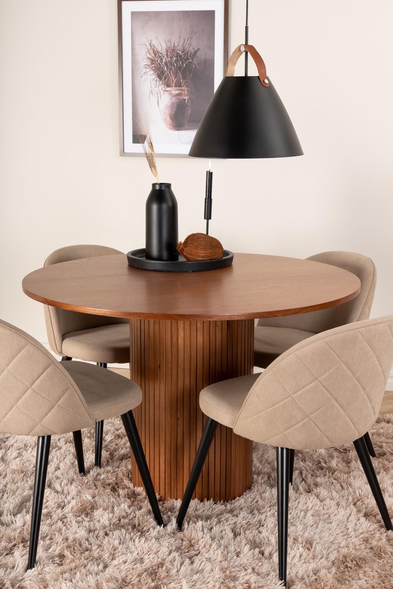 Stilvolles Bianca Esszimmerset mit runden Tisch und bequemen Velvet-Stühlen, ideal für gesellige Runden und zeitlose Einrichtung.