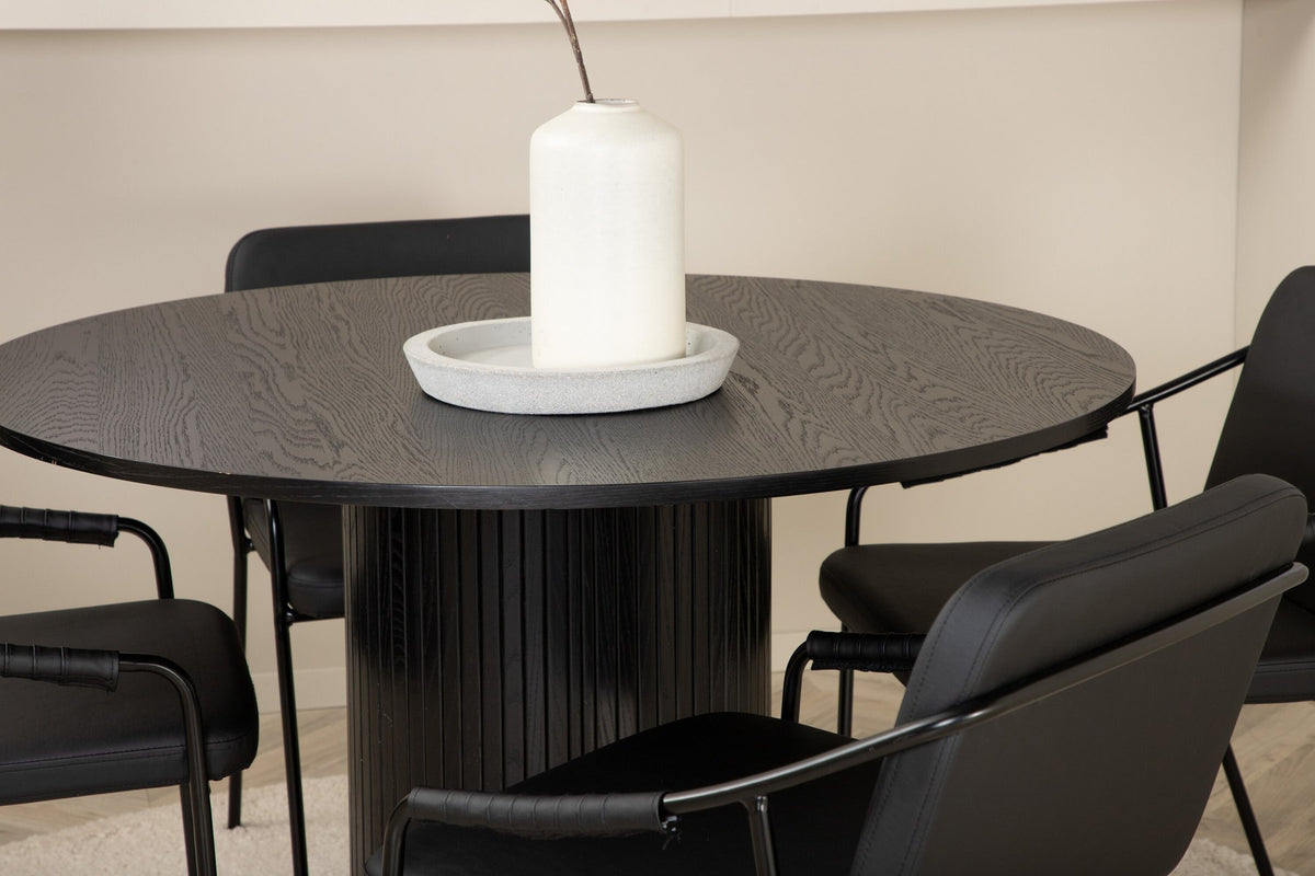 Schwarzes Esszimmerset Tvist & Bianca von Venture Home mit rundem MDF-Tisch Ø110 cm und zwei pulverbeschichteten Stühlen im modernen Design.