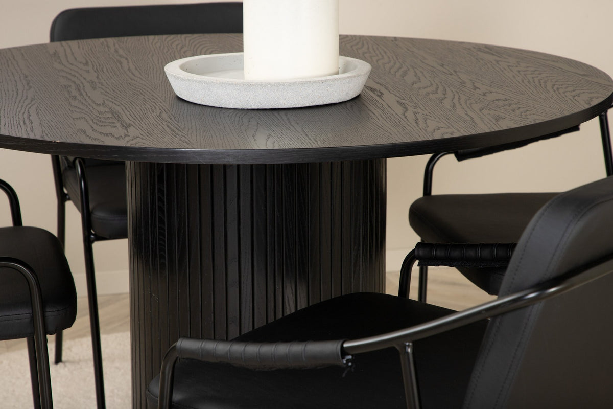 Schwarzes Esszimmerset Tvist & Bianca von Venture Home mit rundem MDF-Tisch Ø110 cm und zwei pulverbeschichteten Stühlen im modernen Design.