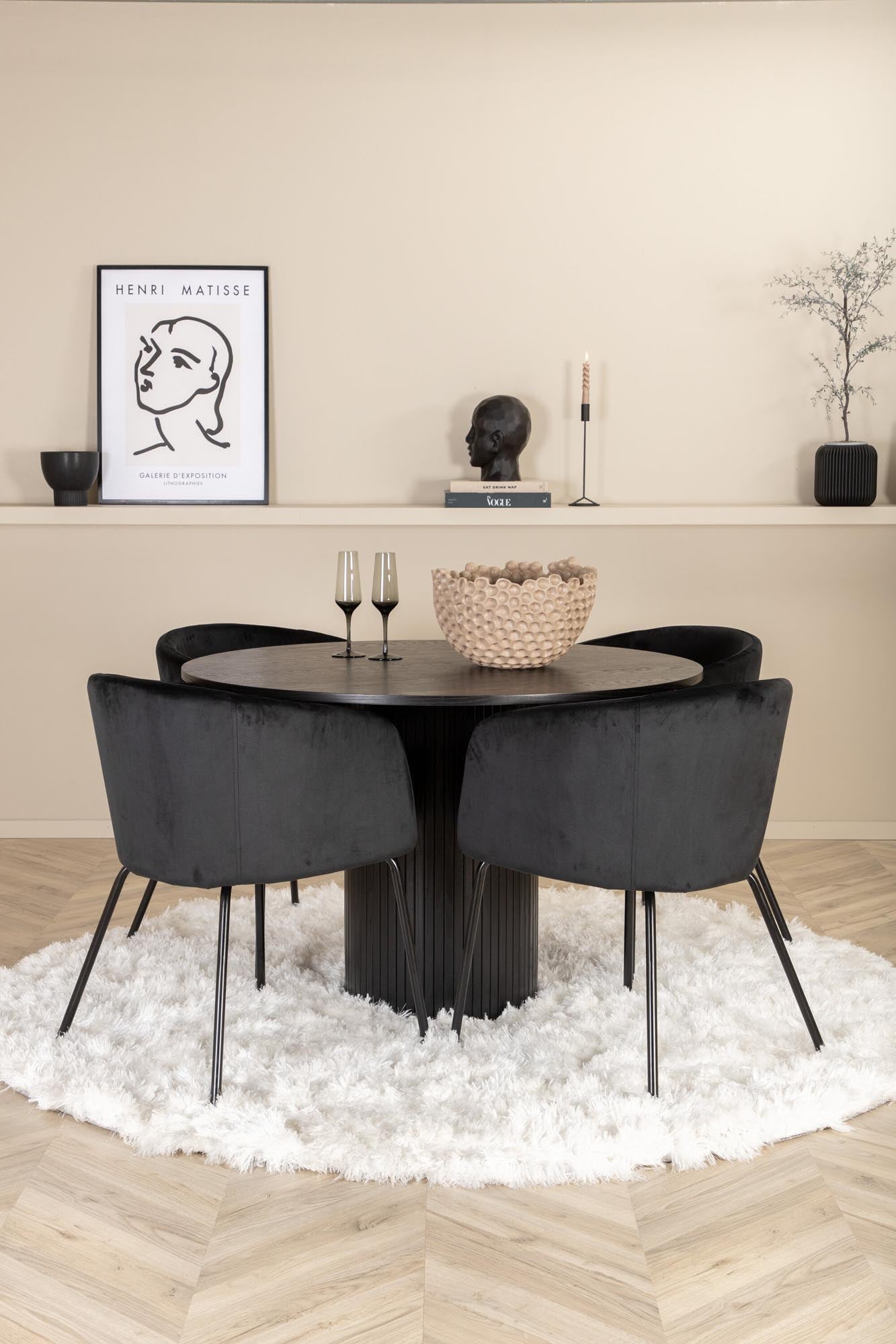 Modernes Esszimmerset Bianca: Stilvoller runder Tisch mit 4 bequemen Samt-Stühlen, ideal für gesellige Abende und elegantes Ambiente.