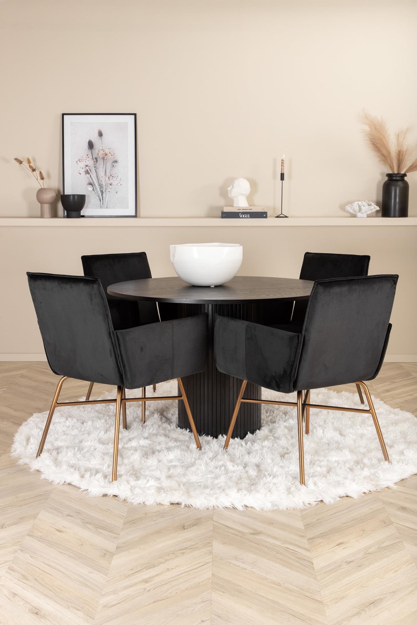 Gestalten Sie Ihr Esszimmer mit dem Bianca Esszimmerset + Petra von Venture Home: moderner Tisch und edle Samtstühle für gesellige Momente.