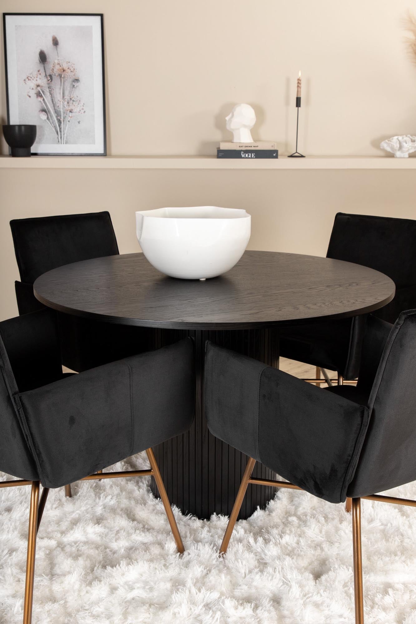 Entdecken Sie das Bianca Esszimmerset + Petra von Venture Home: eleganter runder Tisch und luxuriöse Samtstühle für stilvolle Esszimmermomente.