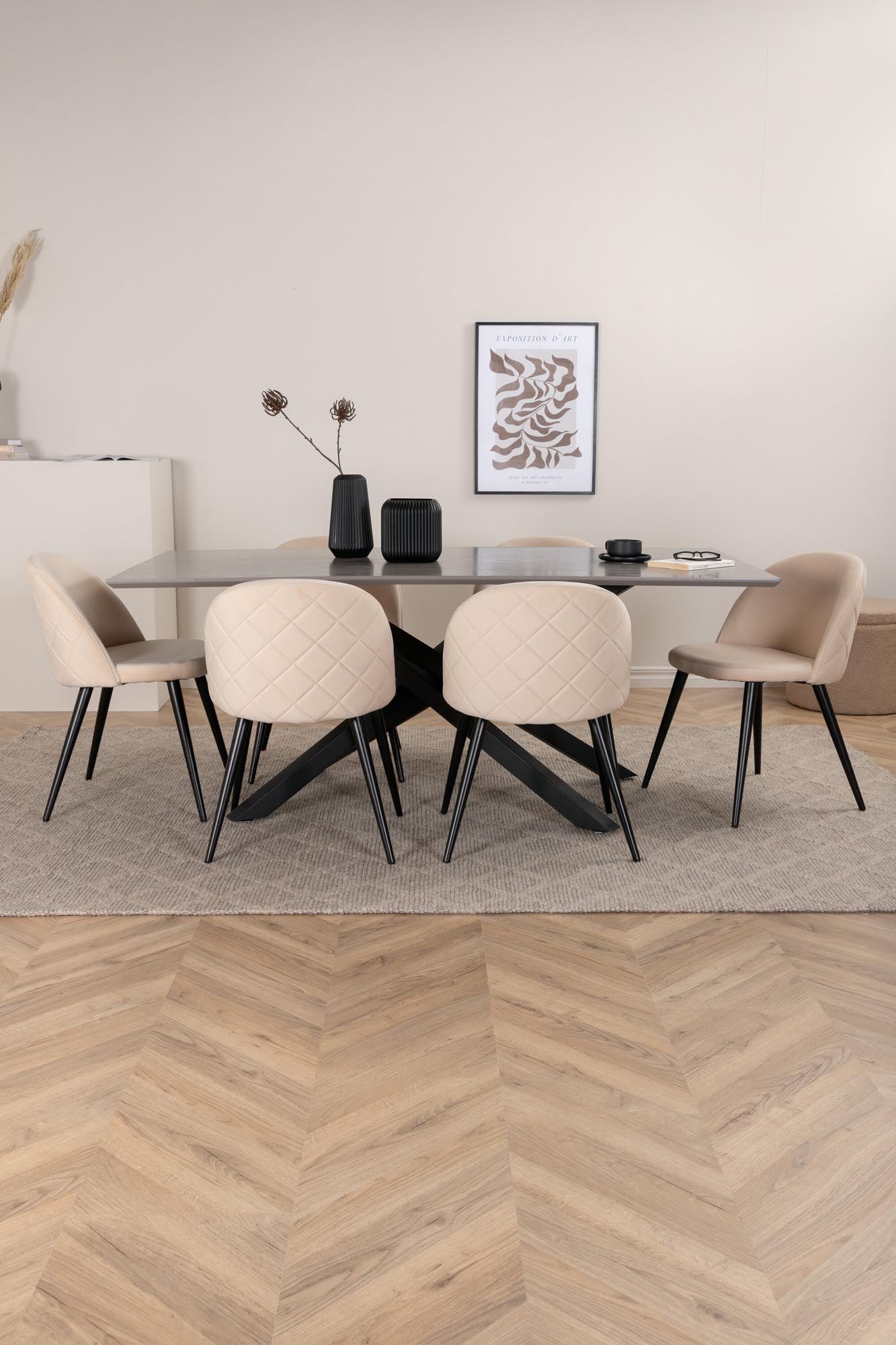 Entdecken Sie das Piazza Esszimmerset: Eleganter 180 cm Esstisch und bequeme Velvet-Stühle für stilvolle Essensmomente in Ihrem Zuhause.