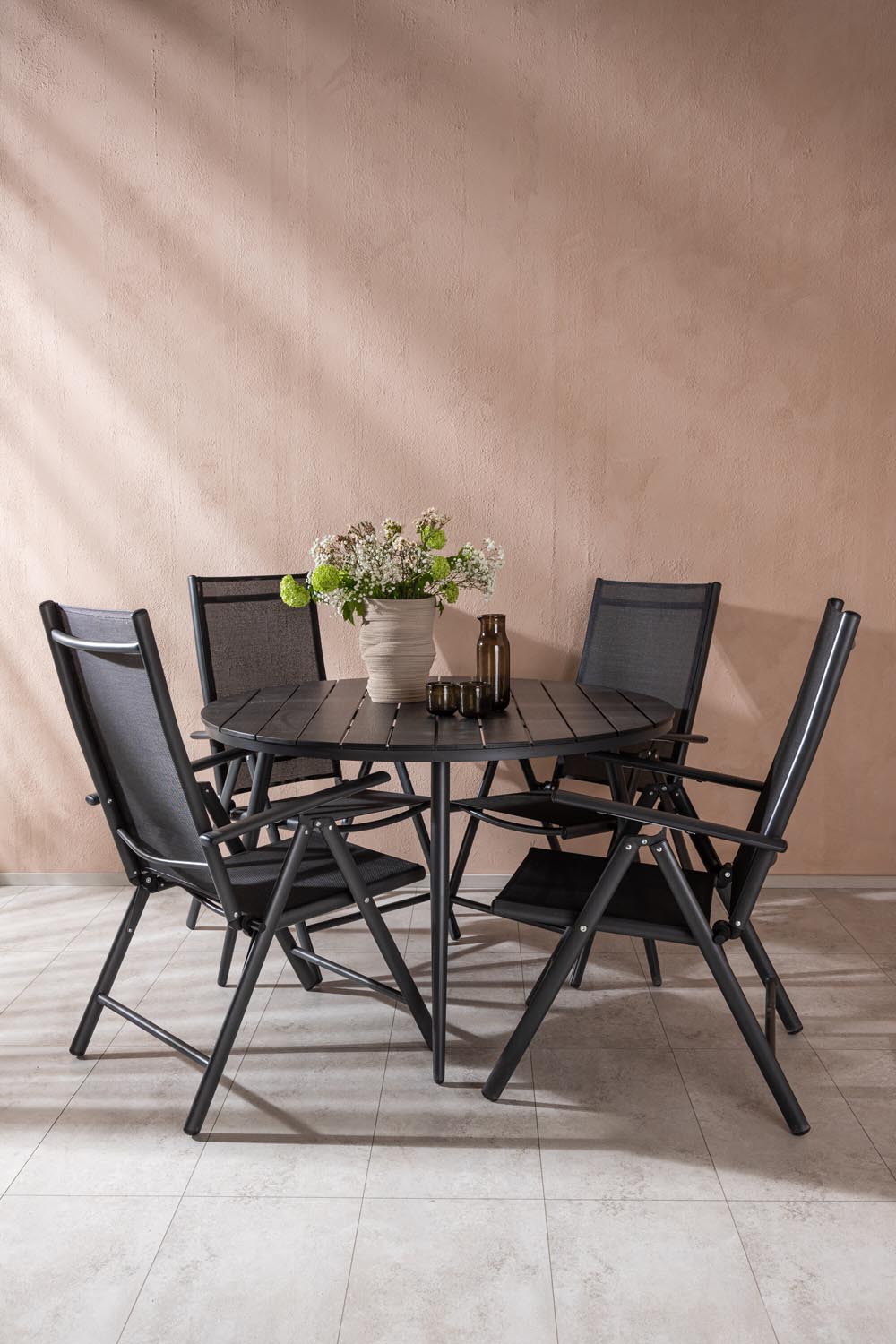 Break Outdoor-Tischset ⌀120cm/4St. in Schwarz präsentiert im Onlineshop von KAQTU Design AG. Gartentischset ist von Venture Home